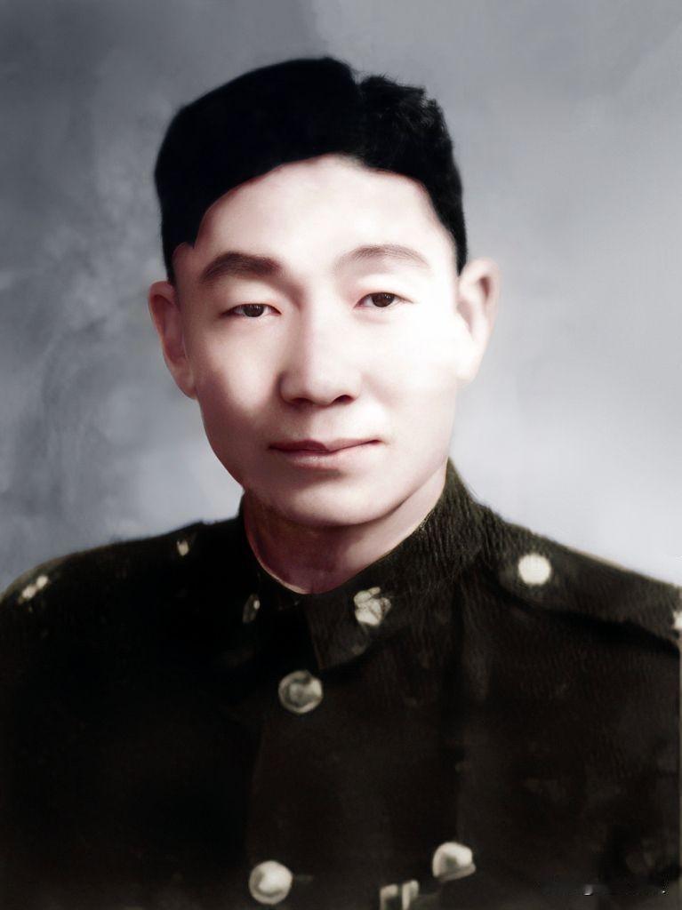在黄埔四期毕业的高魁元一张罕见照片。
同为黄埔四期，为何此人比胡琏在18军用要低