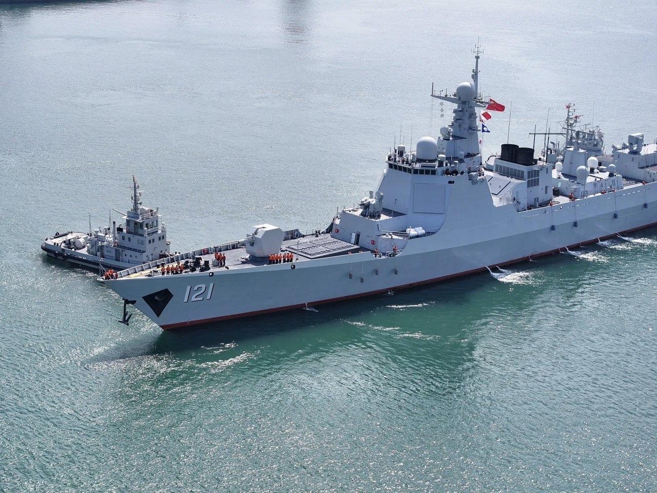 4.23海军节将至，天气不错，青岛某港舰队集结，准备开放参观活动。