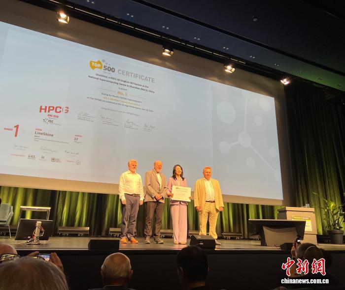 新加坡联合早报今晚（6月23日晚）报道：“中国在全球最快超级电脑排行榜超越美国荣