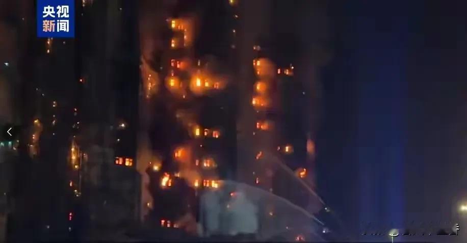 八方支援！11月27日，香港四大家族纷纷出手。李嘉诚基金会拨出3000万设紧急援