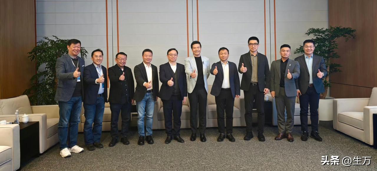 雷军的人气号召力还是在线的，每一次发新产品，总能请来同行的大咖！

包括张建勇王