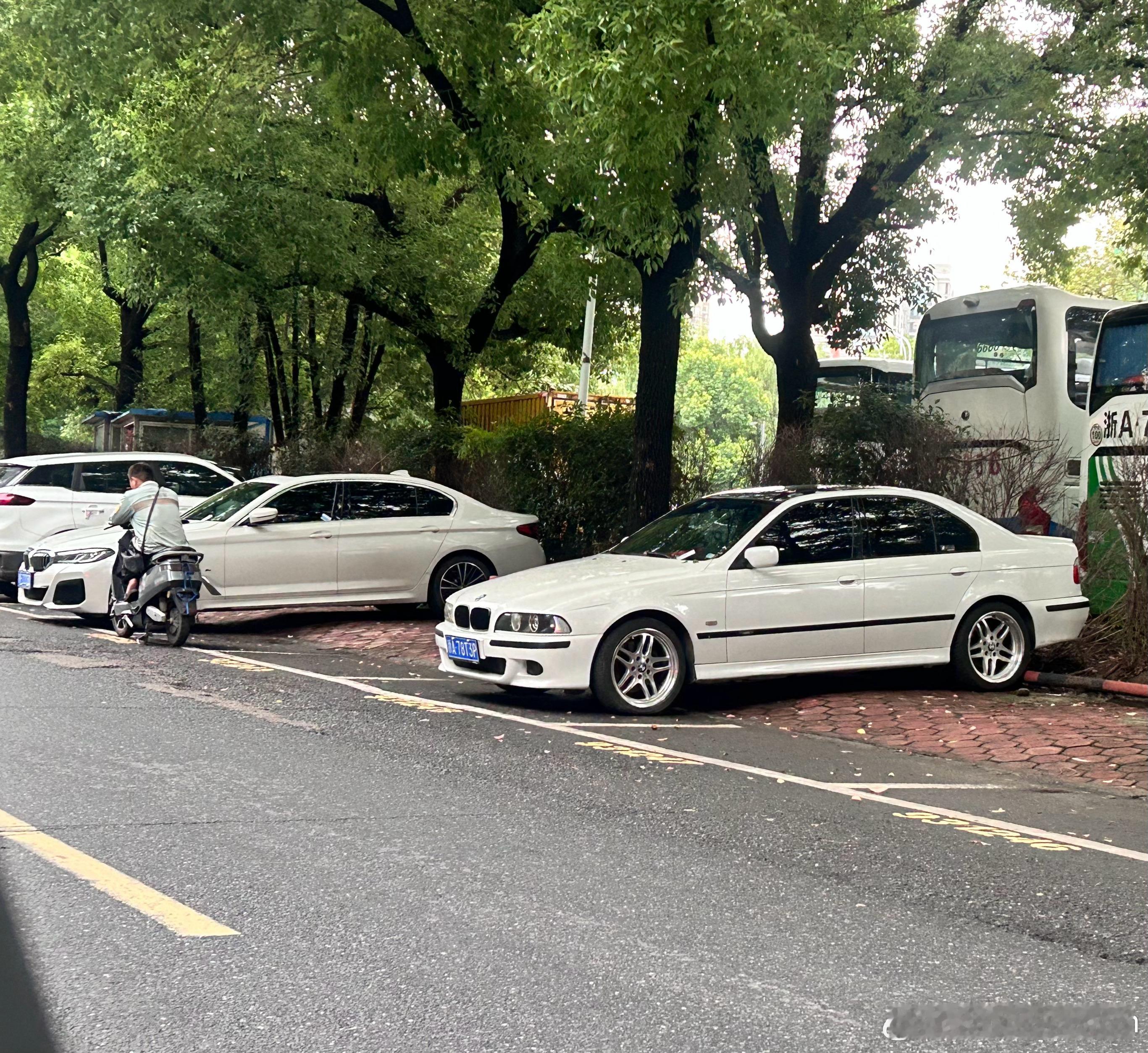 时空交汇的5系！[色]停车场偶遇两台5系，G38和E39，最帅的两代5系。跨越了