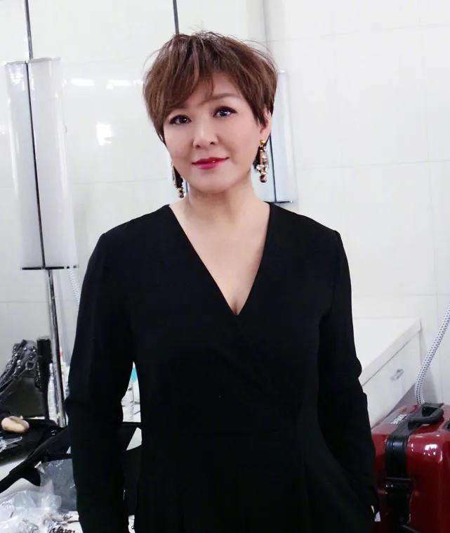 一次，李静把1000元放在鞋柜上，回来后发现钱不翼而飞，问保姆:“你看见那100