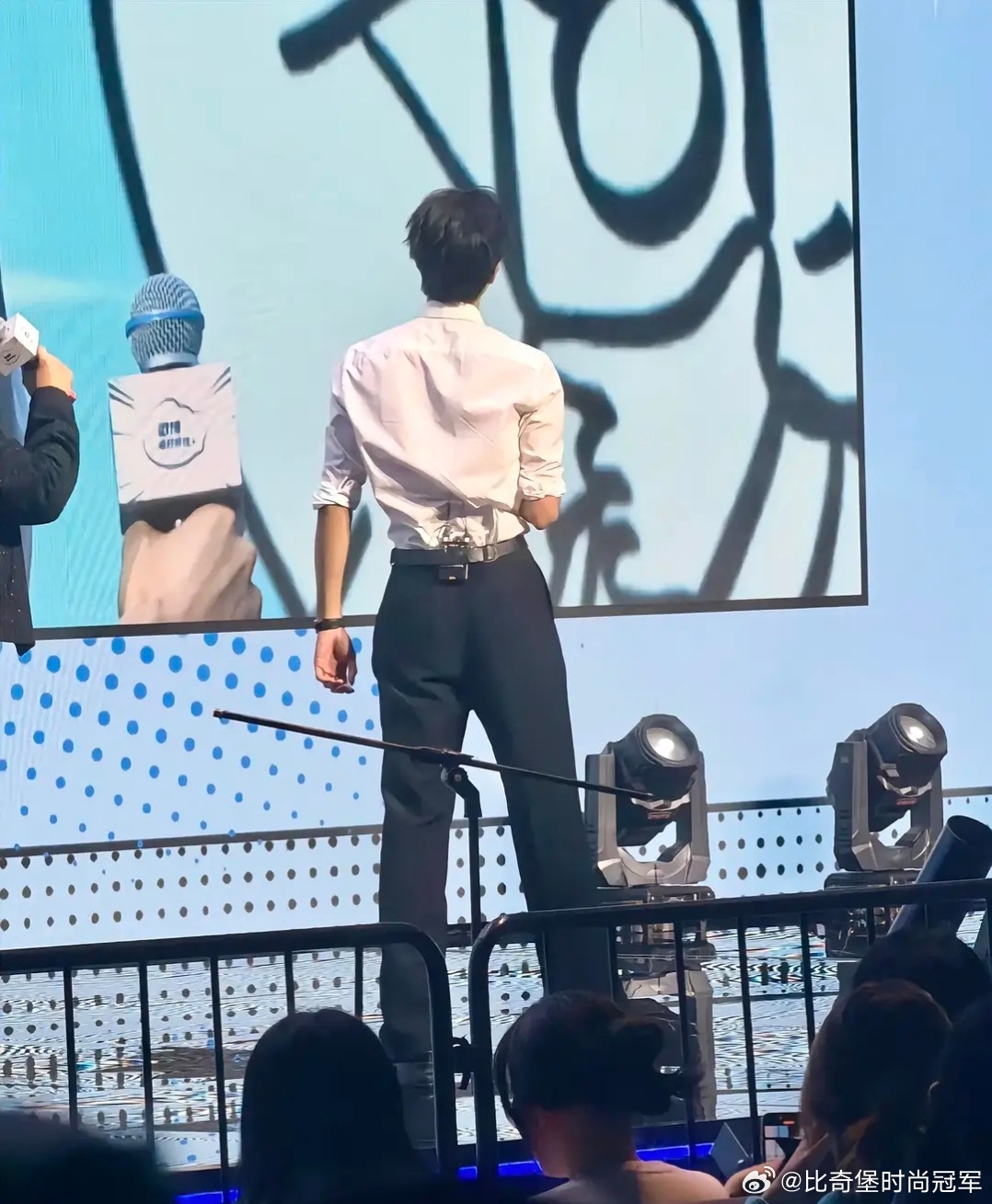 宋威龙大骨架扁身有腰有腿有脖子头小脸小 建模身材啊 