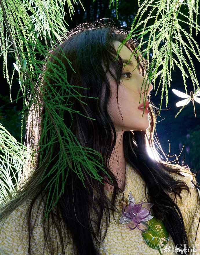 热巴VOGUE封面色迪奥380 被热巴《VOGUE》封面狠狠惊艳！置身于自然，灵