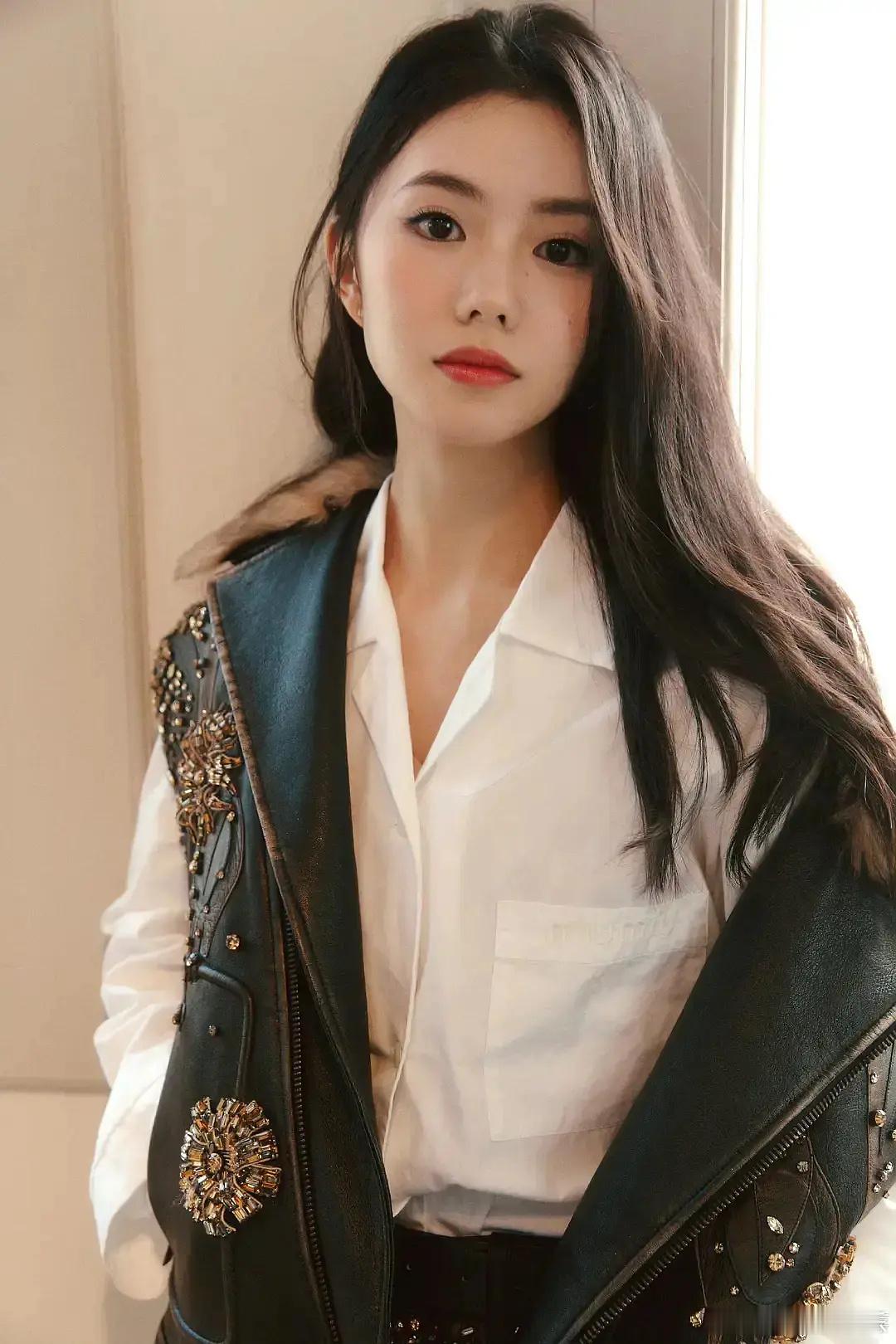 才发现刘浩存的鼻子一直都这么奇怪的？ ​​​