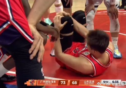 担架上的郭艾伦，捂脸那一瞬心都碎了！左膝无对抗扭伤，复出梦直接被现实踹飞广州龙狮