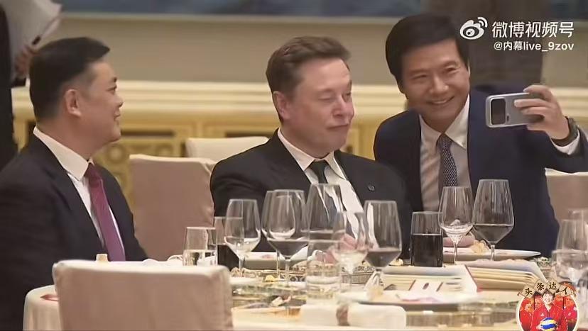 晚宴开始前，雷军找马斯克合影。有点尴尬，从马斯克的疏离情看得出，这俩人确实不熟，