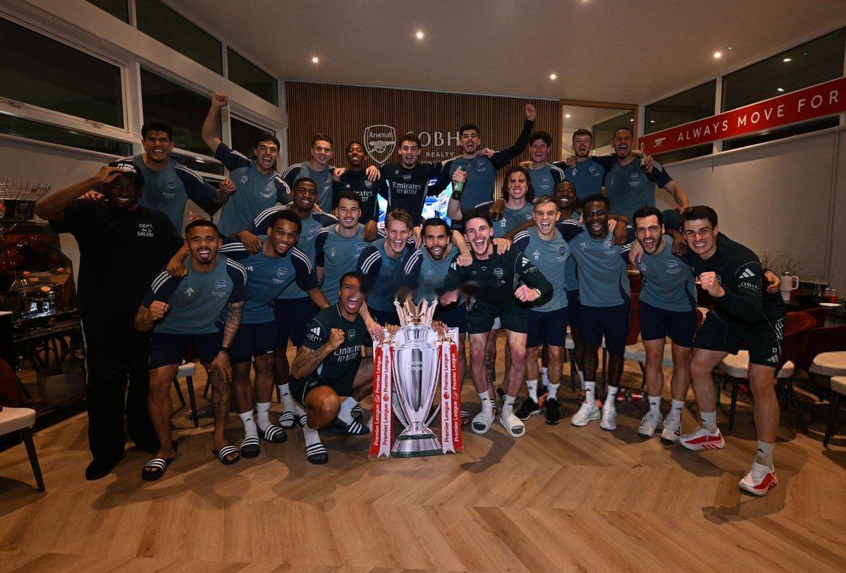 阿森纳是冠军The Arsenal players celebrate winn