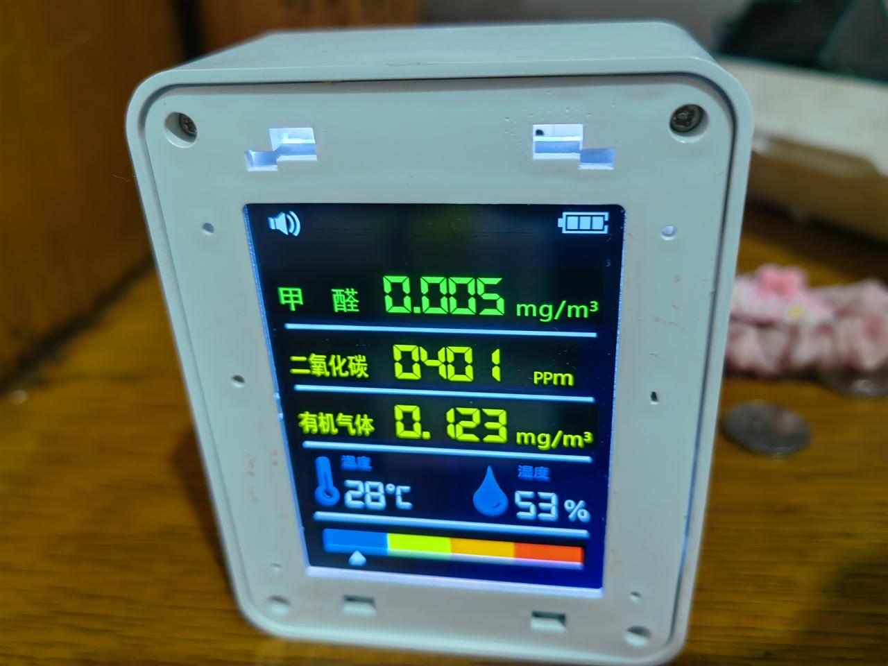 三个月前我们简单装修了一下老房子，装修完就去北京了。
两个月前我们带孩子回来过一
