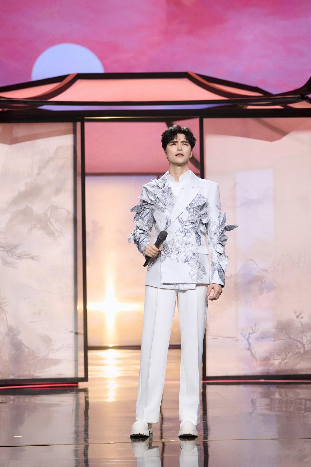 阿云嘎唱出了三生三世爱恋  与演绎的歌曲串烧《千年梦缘》，两种不同风格的演唱实力
