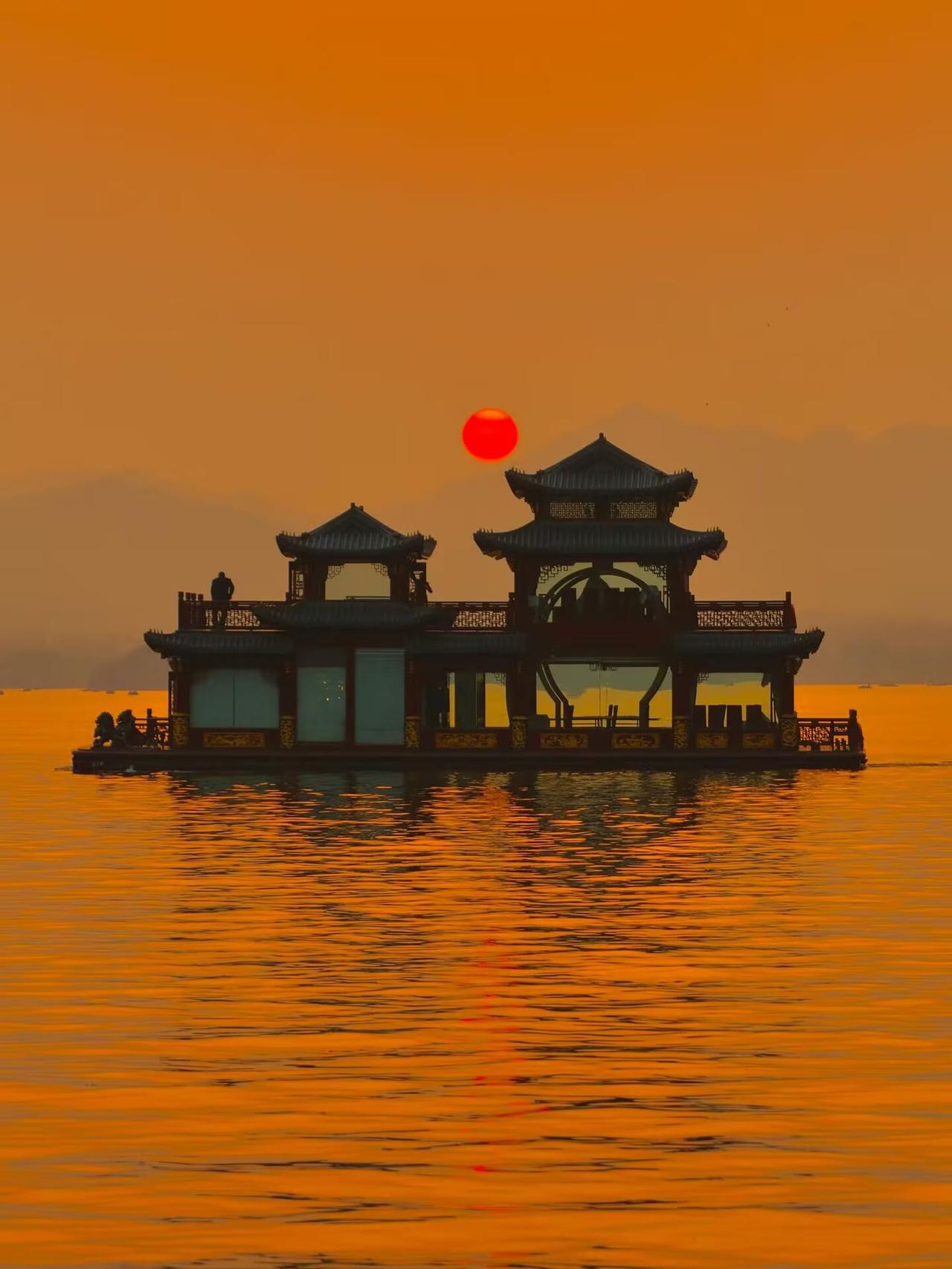 上船不思岸上人，下船不提船上事，旧人无需知近况，新人不必问过往。前世相欠，今生才