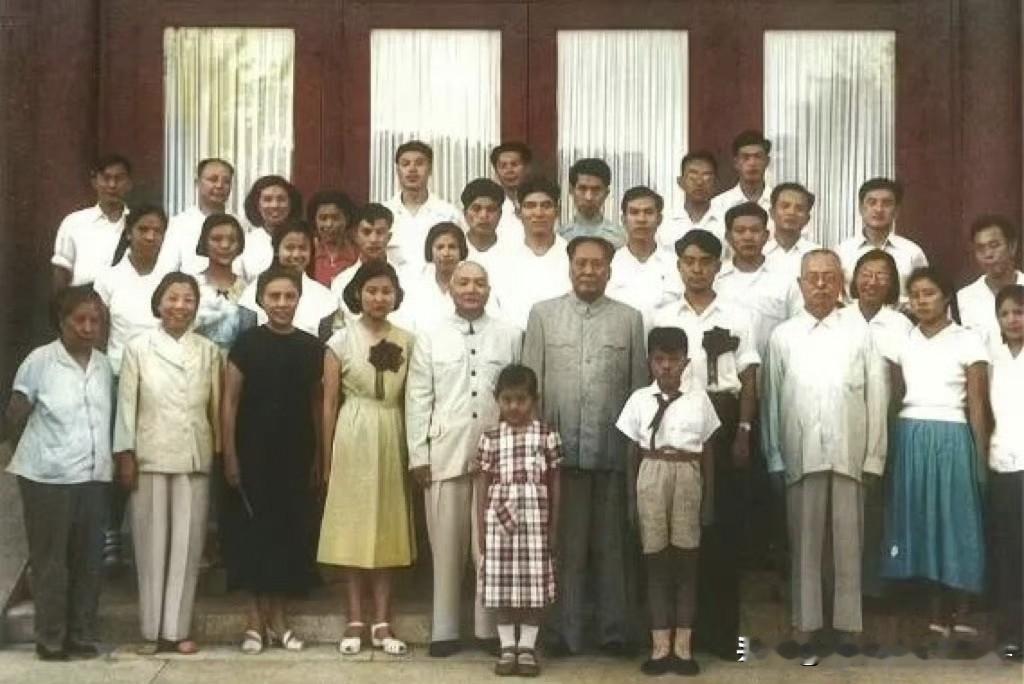 1959年8月，毛主席亲自主持女儿李敏和女婿孔令华的婚礼，毛主席自掏腰包，摒弃排