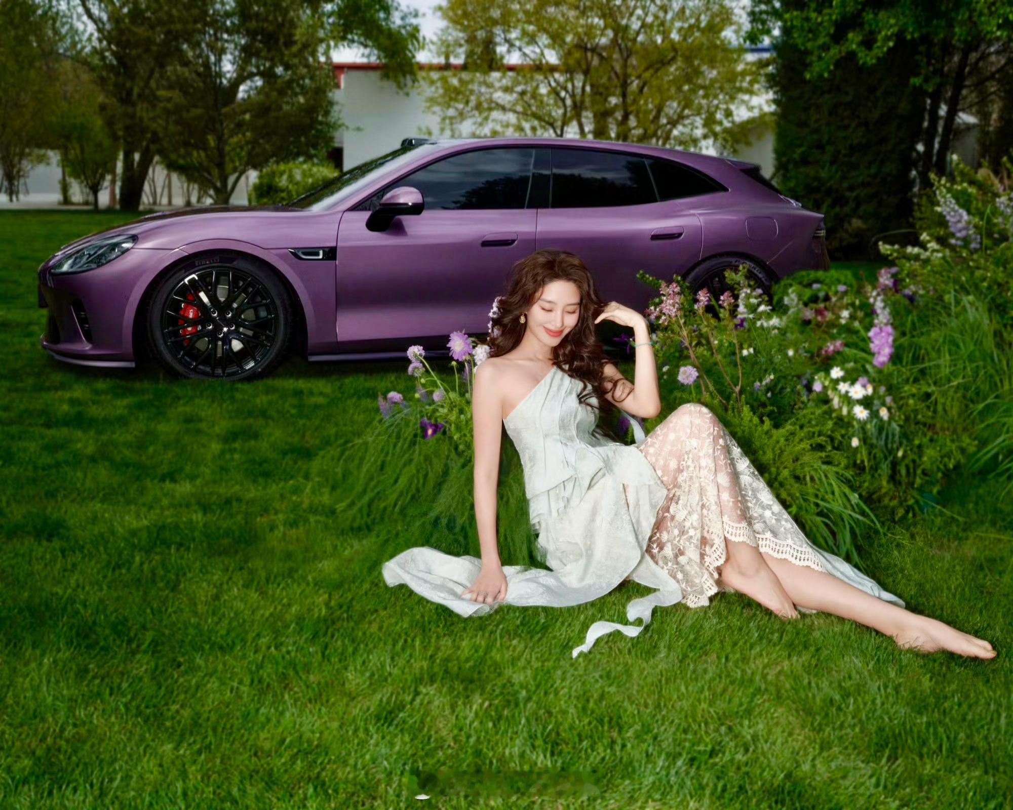 杨采钰代言启境GT7，真好看！车是那种淡淡的高级紫，不艳不俗，阳光下一照特别显质