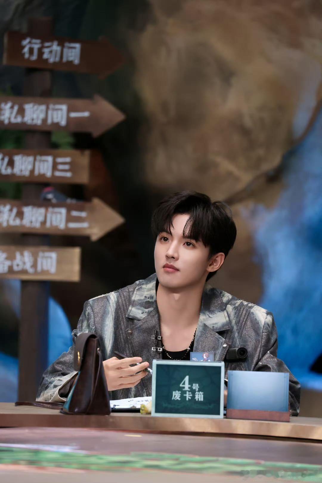 周峻纬让小说里的帅学霸有脸了 我们主任的高智感这不就来了么！观众还在疑惑的阶段，