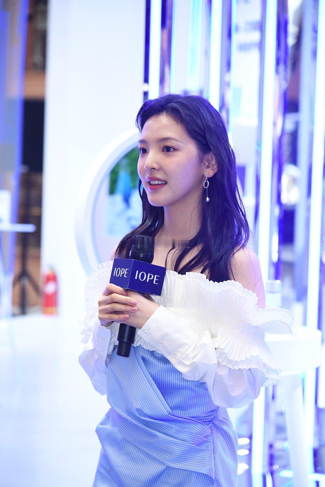 章若楠2019年品牌活动现场，元气甜妹像画里走出来的公主💙🧚‍♀️ | 25