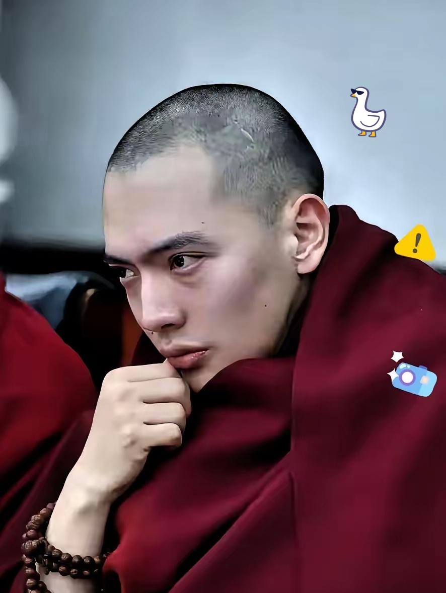 29岁夏仲活佛火出圈：大家讨论的不是佛学，而是他到底有多帅。

照片和视频在网上