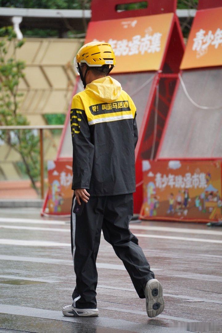 街头多款雨衣大赏 