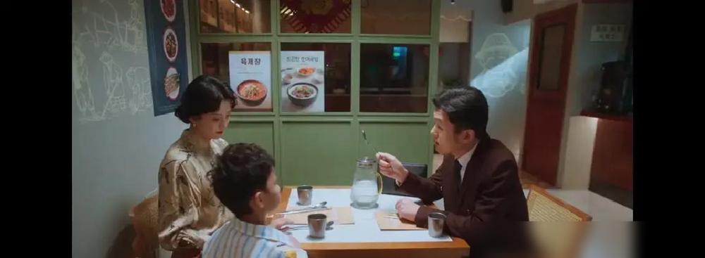 张晓梅在韩国吃泡菜时，崔国明在工地扛水泥。这不是虚构剧情。这是《老舅》里撕开体面