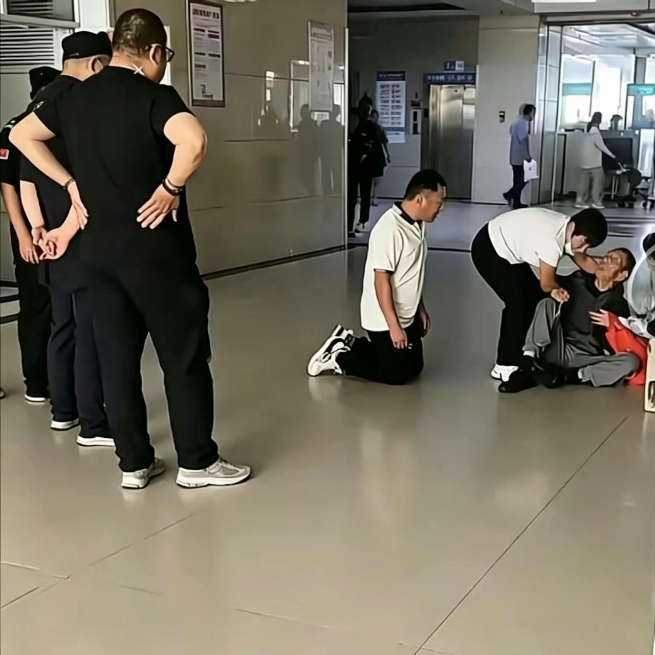 医院扎心一幕！儿子跪地磕头求治病，父亲含泪死活不肯
 
今天在医院撞见一幕，瞬间