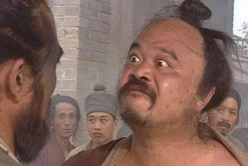 杨志卖刀最大的破绽在于，他说话欠考虑。倘若他说“杀宋朝的敌人不沾血”，看看牛二会