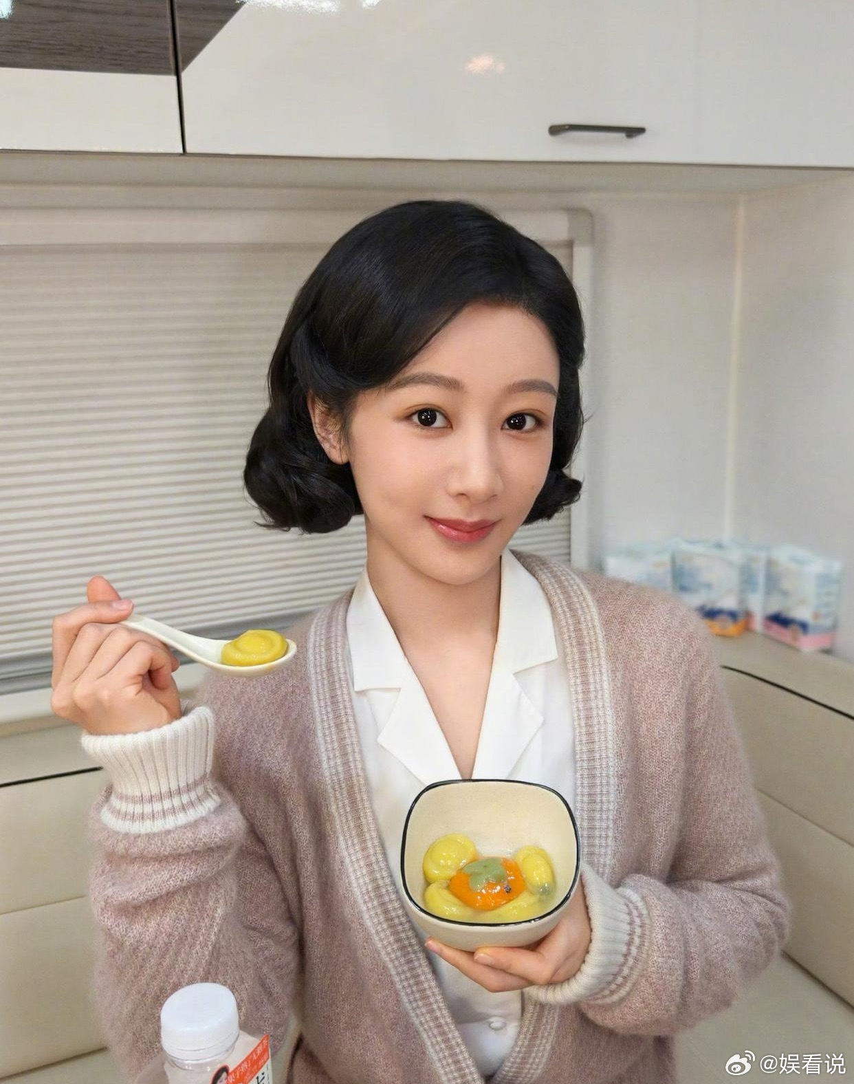 1.杨紫没精力更没时间去好好谈一段恋爱，基本上都是以速食为主。2.昆凌这边为了秀