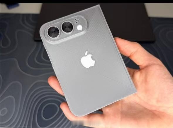 折叠屏iPhone外观实锤其实苹果这次的折叠屏设计，我觉得是很懂自己用户的。没搞