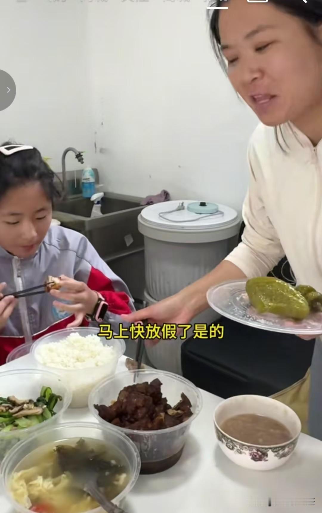 果果妈妈和欣欣姐姐关系更进一步
         果果妈妈怀孕了，可能有孕反，加