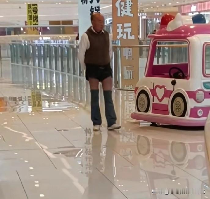 大爷还挺时髦的
我本以为如今的年轻人够特立独行了
没想到还有更出挑的
不过大爷这