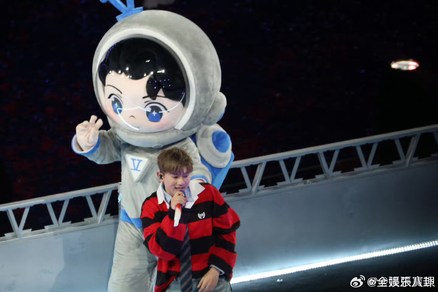 张杰鸟巢后台直播张杰鸟巢连开16场前的todo后台忙碌的身影，藏着对舞台的极致热