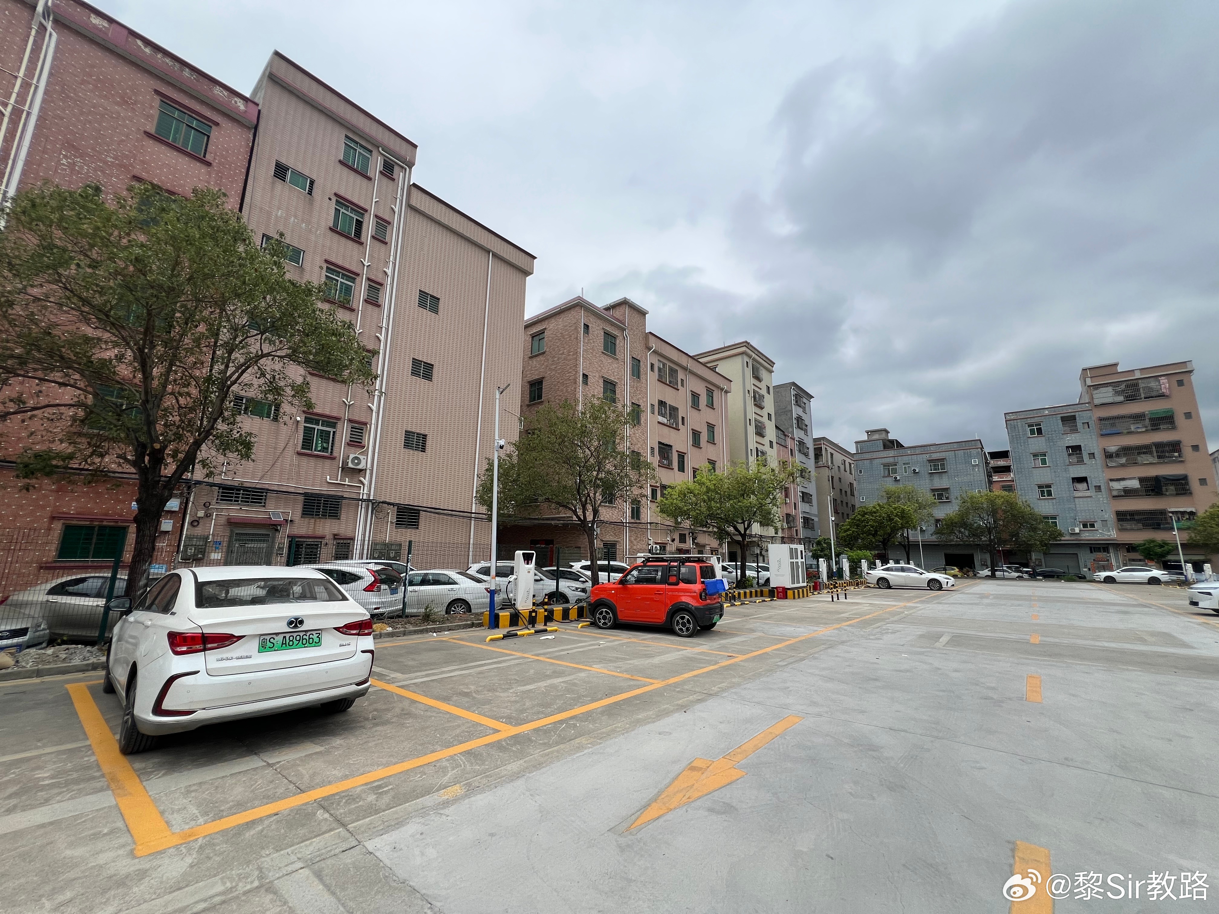 再说一说比亚迪闪充，你是不服不行的。其它快充桩得建很多个吧，也得弄土建吧。换电站