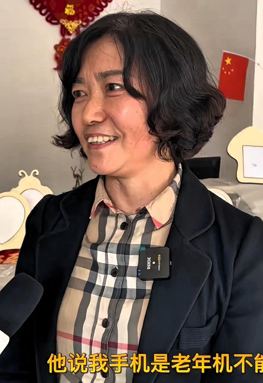 浙江，一75岁大爷随团去北京爬长城，兴奋之余想拍照留念，无奈自己的手机是老年机，