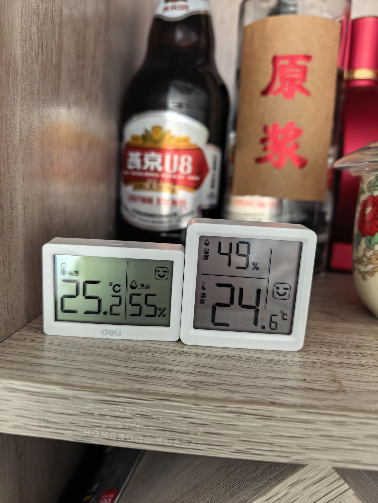 从淘宝和拼多多上各买了一个温度计，还都是得力的
从淘宝上买了一个，忘了这回事了，