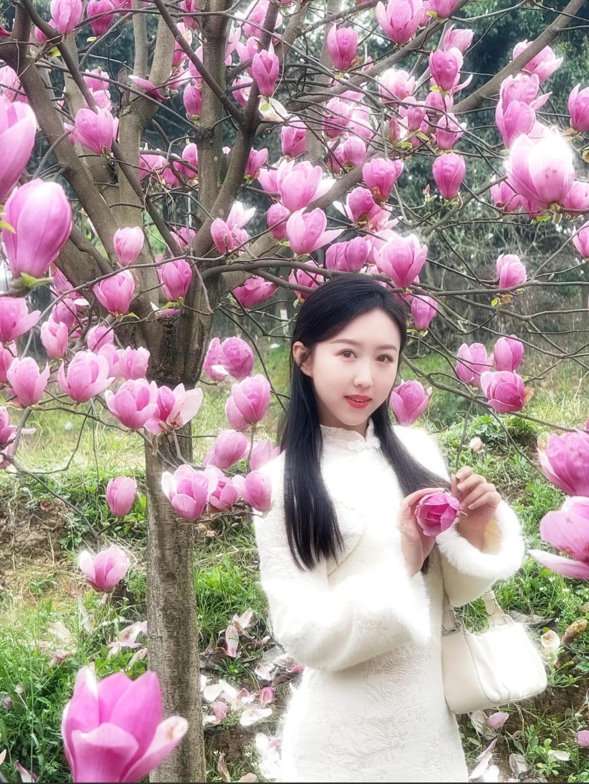 樱花树下，少女轻嗅花香，春意盎然。🌸💕