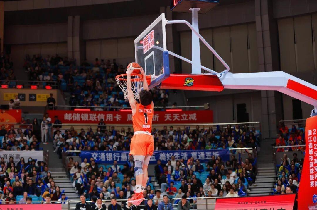 因伤错失大学生一级联赛的他，在浙BA的赛场上大杀四方，成为整个联赛的大杀器！
塞