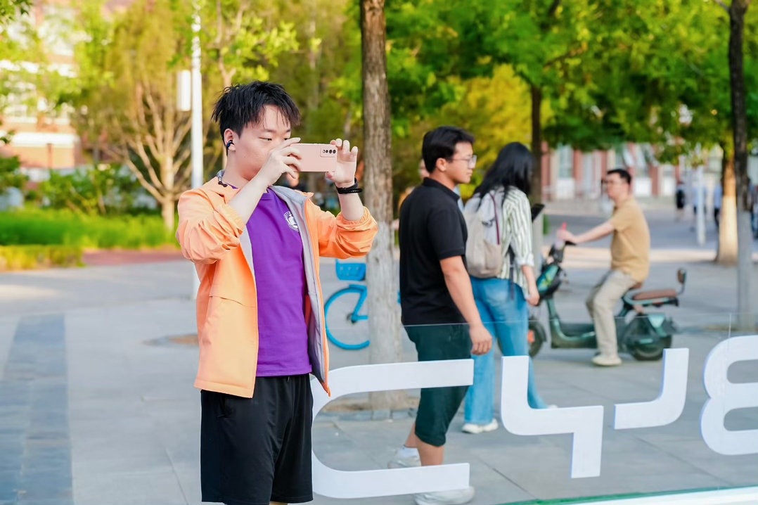 赵丽娜开着比亚迪追球赛每一脚都是热爱闪充一下满电上场 赵丽娜开着比亚迪追球赛，这
