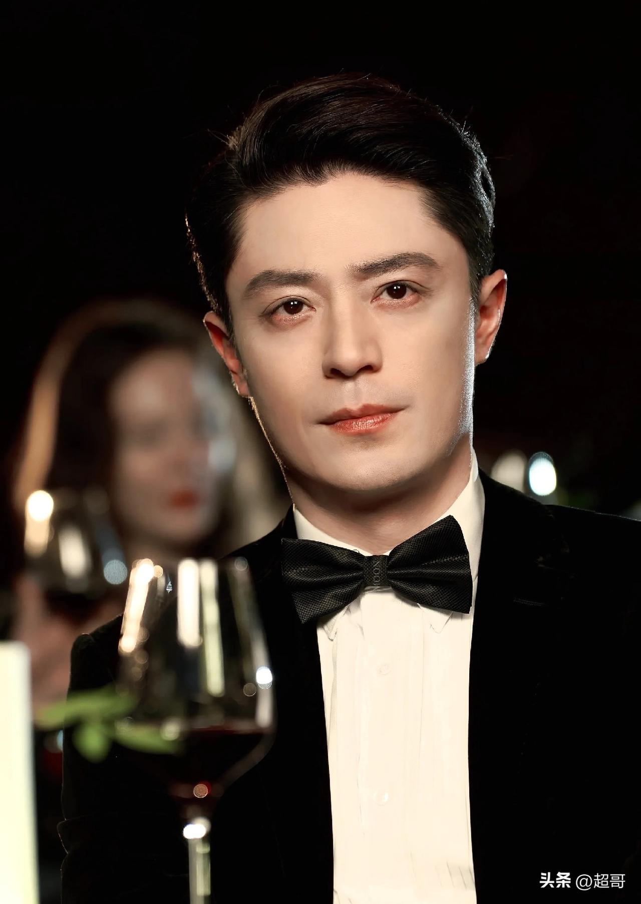 笑不活了！霍建华时装周坐姿出圈，全网玩梗：左右为男
巴黎时装周名场面！霍建华看秀