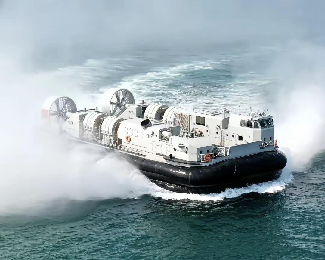 1月18日，据央视军事网站报道，在海上，一道银白色身影掠海狂飙，这就是中国🇨?