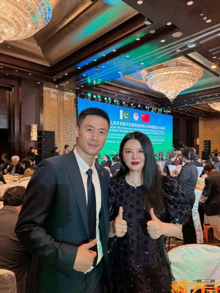 李湘再次华丽登场，
高调现身在中巴建交75周年的官方活动宴席上。

懂得都懂，一