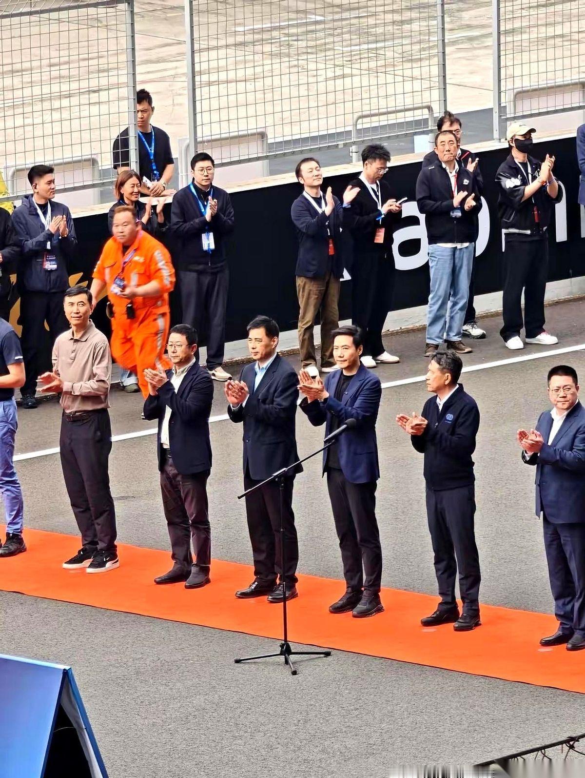 “雷神”刚送走各国首相，转头就干了15小时直播，今天又直接空降上海大展！
前脚还
