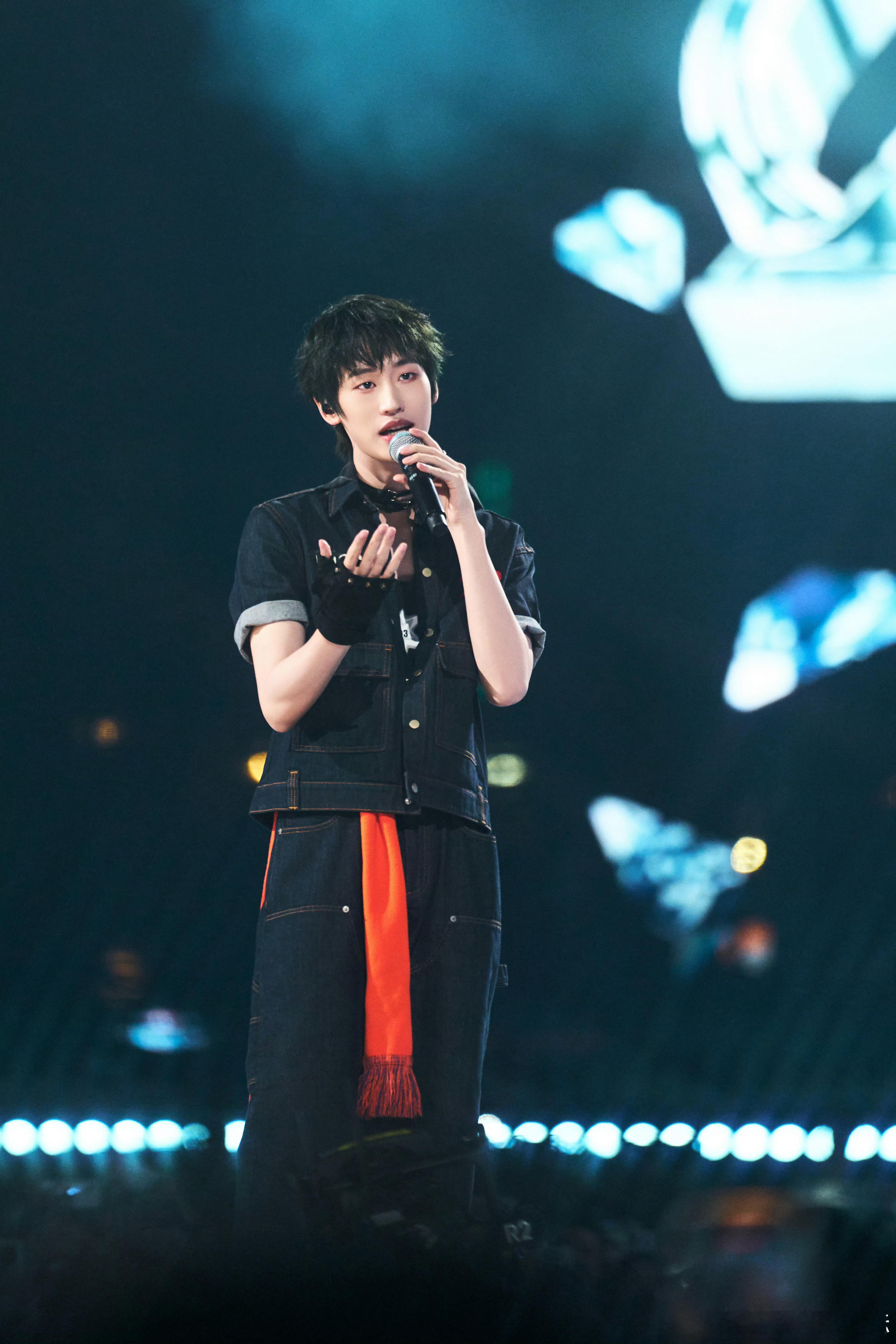 别人写情书，我担写微博诗集是吧？ 一口气100封电子情书，这种笨拙又隆重的浪漫，