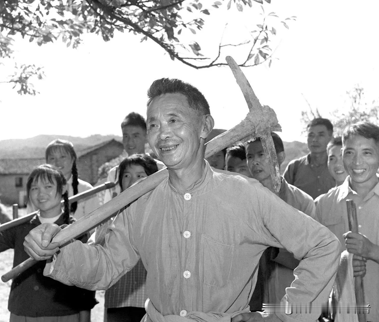 1970年省里开大会，有人当着满屋子干部点了甘祖昌的名，说他"个人盖了小楼，还卖