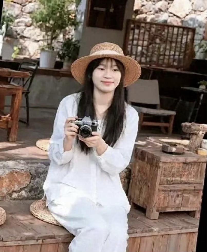 全红婵现在是退役了吗
在广东读大学偶尔出来活动露脸看照片跟之前判若两人，
前阵子