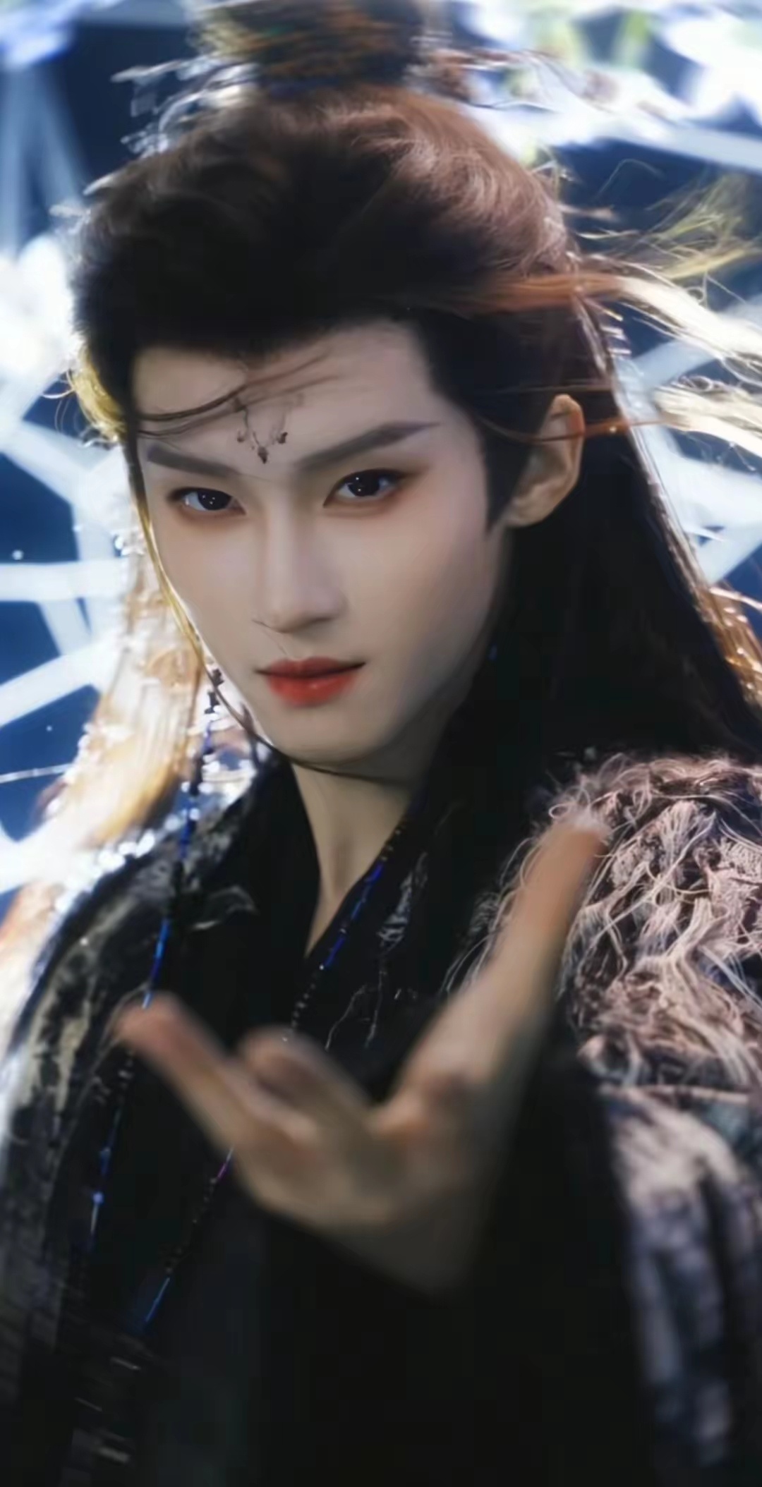 人美到了一定程度，反倒生出了几分鬼魅之感。 