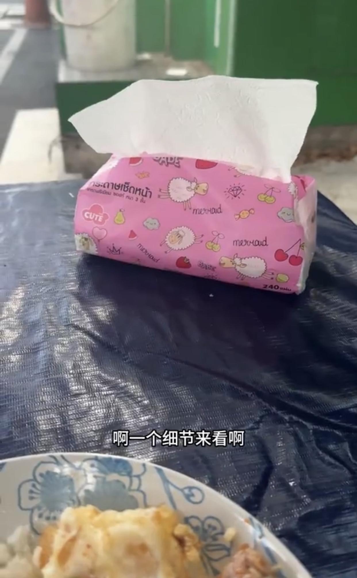 有一位在泰国街边小摊吃饭的中国男子反思道：“从一个细节来看啊，为什么我觉得泰国人