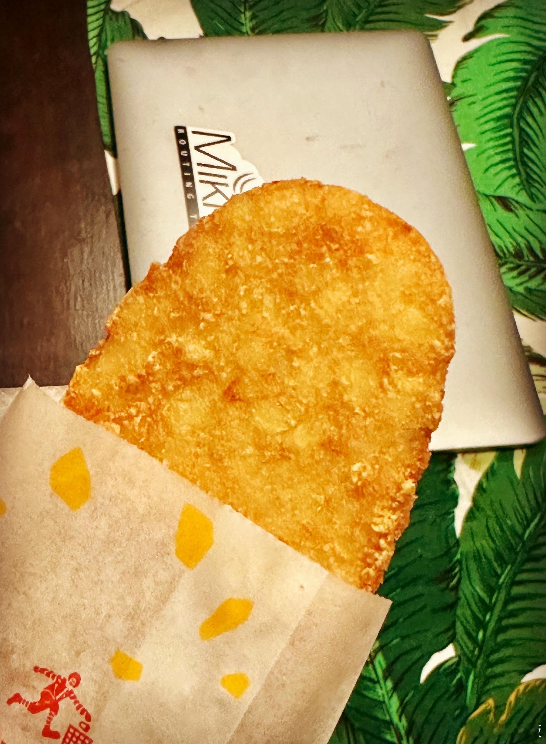 老李八早的早饭标配是一个吉士汉堡🍔两块薯饼🥔。最喜欢吃薯饼了。这是有多久没吃