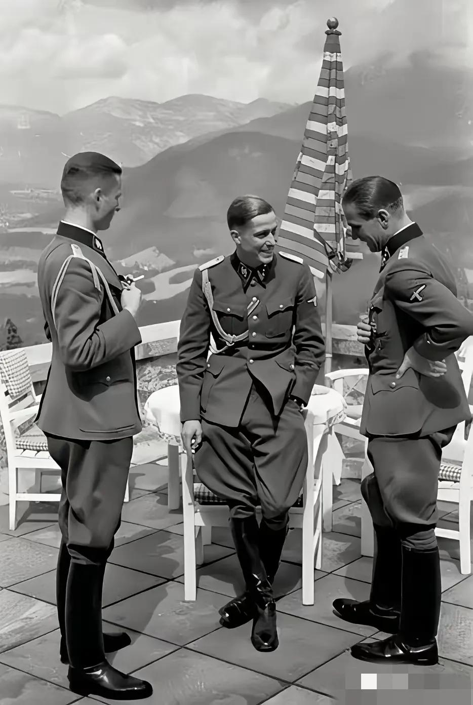 二战时期的德国鬼子，那一身行头看着确实精神。制服笔挺，经典的M36野战服，颜色偏