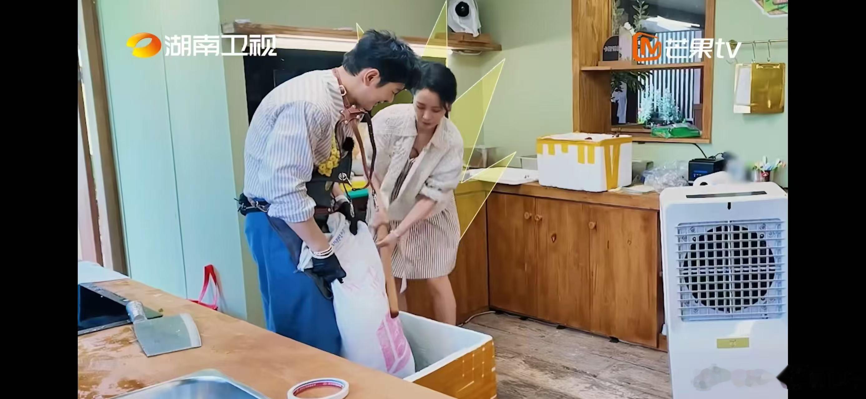 海清这一下幻视童文洁了海清抡起棍子就是干中餐厅惊喜名场面来袭，海清上手碎冰一气呵