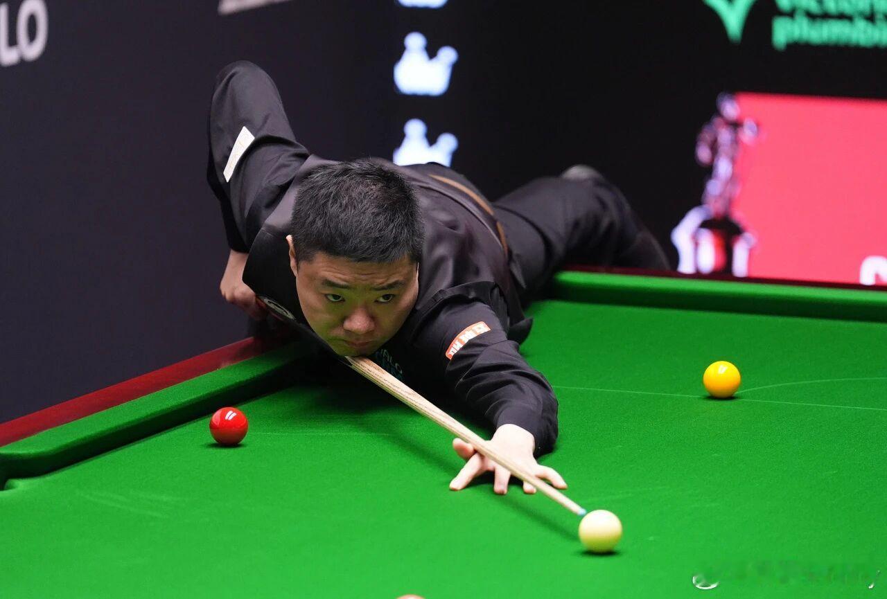 2026年斯诺克世锦赛在英国谢菲尔德克鲁斯堡剧院继续进行。在备受关注的“中国德比