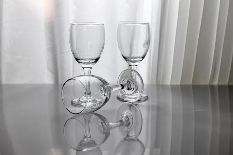 夜盘开盘：国内期货主力合约呈现跌多涨少态势，玻璃径直下跌近2%，沪锡、合成橡胶、